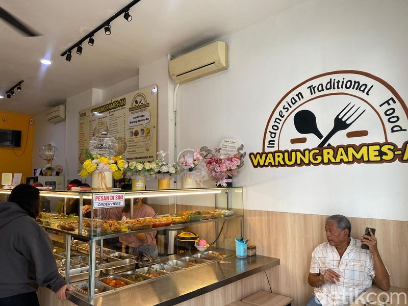 Warung Nasi di Apartemen Ini Sedia 60 Lauk dan Buka 24 Jam!, 1. Kuliner Favorit di Apartemen, 2. Warung Nasi Modern Puluhan Lauk, Cek Menu Lain yang Enak di Halaman Selanjutnya!, 3. Makanan Rumahan yang Halal dan Enak, 4. Nasi Rames Harga Terjangkau