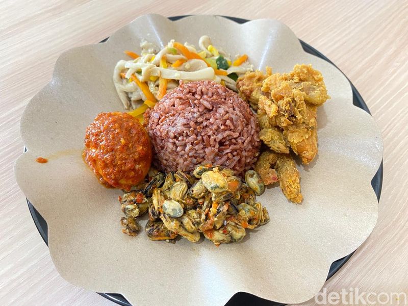 Warung Nasi di Apartemen Ini Sedia 60 Lauk dan Buka 24 Jam!, 1. Kuliner Favorit di Apartemen, 2. Warung Nasi Modern Puluhan Lauk, Cek Menu Lain yang Enak di Halaman Selanjutnya!, 3. Makanan Rumahan yang Halal dan Enak, 4. Nasi Rames Harga Terjangkau