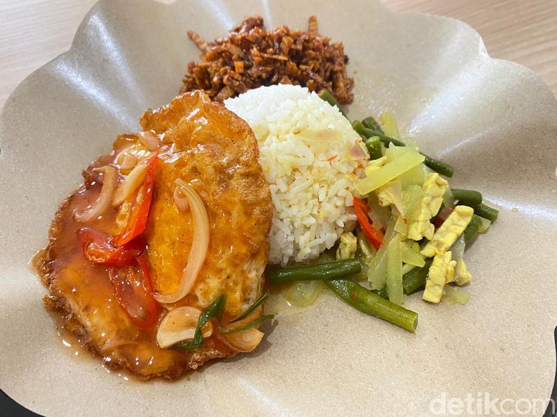 Warung Nasi di Apartemen Ini Sedia 60 Lauk dan Buka 24 Jam!, 1. Kuliner Favorit di Apartemen, 2. Warung Nasi Modern Puluhan Lauk, Cek Menu Lain yang Enak di Halaman Selanjutnya!, 3. Makanan Rumahan yang Halal dan Enak, 4. Nasi Rames Harga Terjangkau