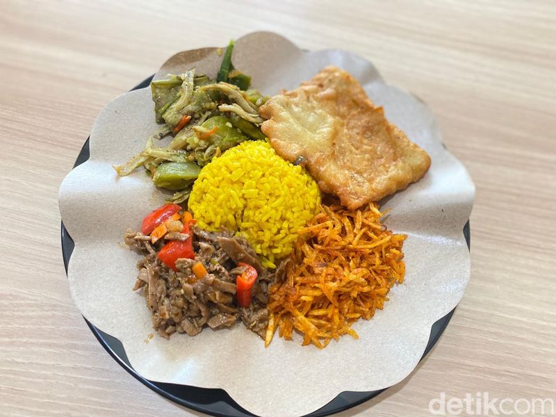 Warung Nasi di Apartemen Ini Sedia 60 Lauk dan Buka 24 Jam!, 1. Kuliner Favorit di Apartemen, 2. Warung Nasi Modern Puluhan Lauk, Cek Menu Lain yang Enak di Halaman Selanjutnya!, 3. Makanan Rumahan yang Halal dan Enak, 4. Nasi Rames Harga Terjangkau