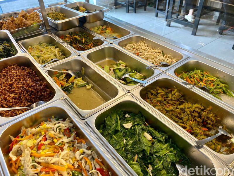 Warung Nasi di Apartemen Ini Sedia 60 Lauk dan Buka 24 Jam!, 1. Kuliner Favorit di Apartemen, 2. Warung Nasi Modern Puluhan Lauk, Cek Menu Lain yang Enak di Halaman Selanjutnya!, 3. Makanan Rumahan yang Halal dan Enak, 4. Nasi Rames Harga Terjangkau