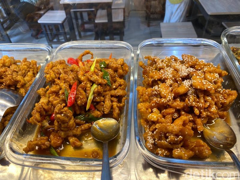 Warung Nasi di Apartemen Ini Sedia 60 Lauk dan Buka 24 Jam!, 1. Kuliner Favorit di Apartemen, 2. Warung Nasi Modern Puluhan Lauk, Cek Menu Lain yang Enak di Halaman Selanjutnya!, 3. Makanan Rumahan yang Halal dan Enak, 4. Nasi Rames Harga Terjangkau