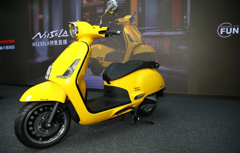 Array,Honda Luncurkan Skutik Retro Baru, Segini Harganya