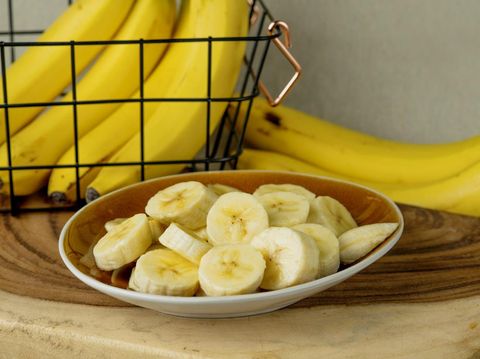 10 Camilan untuk Diet yang Enak dan Sehat, Popcorn Disarankan Ahli Gizi!, 1. Popcorn, 2. Kacang-kacangan, 3. Dark Chocolate, 5. Anggur, 6. Alpukat, 8. Semangka, 9. Healthy Banana Split, 10. Irisan apel segar