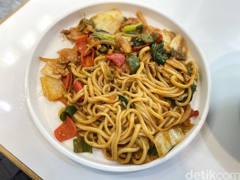 Ma Ji Lanzhou : Makan Lamian Autentik Halal Tersembunyi di Area Apartemen, 1. Restoran Mie China yang Halal, 2. Hong Shao Niu Rou Mian, Cek Menu Enak Lainnya di Halaman Berikutnya!, 3. Niu Rou Chao La Mian, 4. Rou Jia Mo
