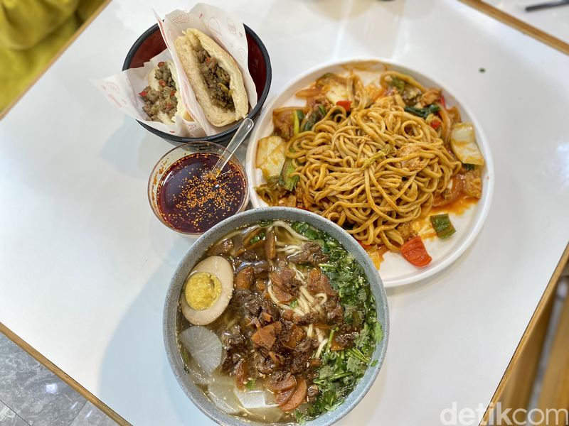 Ma Ji Lanzhou : Makan Lamian Autentik Halal Tersembunyi di Area Apartemen, 1. Restoran Mie China yang Halal, 2. Hong Shao Niu Rou Mian, Cek Menu Enak Lainnya di Halaman Berikutnya!, 3. Niu Rou Chao La Mian, 4. Rou Jia Mo