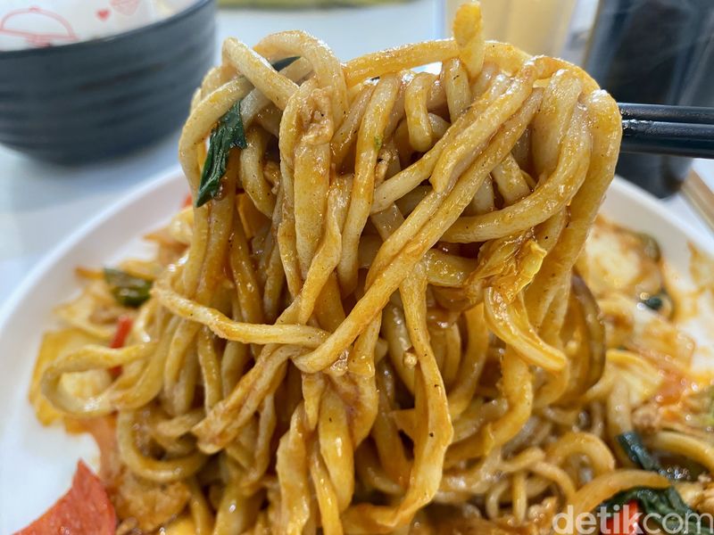 Ma Ji Lanzhou : Makan Lamian Autentik Halal Tersembunyi di Area Apartemen, 1. Restoran Mie China yang Halal, 2. Hong Shao Niu Rou Mian, Cek Menu Enak Lainnya di Halaman Berikutnya!, 3. Niu Rou Chao La Mian, 4. Rou Jia Mo