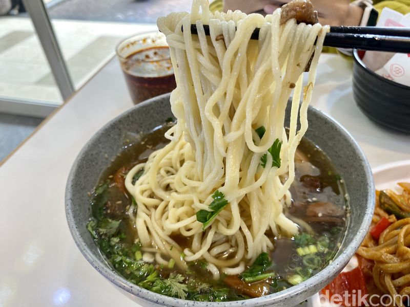Ma Ji Lanzhou : Makan Lamian Autentik Halal Tersembunyi di Area Apartemen, 1. Restoran Mie China yang Halal, 2. Hong Shao Niu Rou Mian, Cek Menu Enak Lainnya di Halaman Berikutnya!, 3. Niu Rou Chao La Mian, 4. Rou Jia Mo