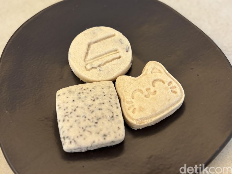 Uniknya Sable Cookies Bentuk Kucing Maneki Neko, 1. Berawal dari jualan online, 2. Menggunakan bahan-bahan premium, 3. Menawarkan sable cookies ala Prancis, 4. Basque Burnt Cheesecake hingga madeleine