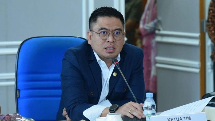 Array,Isi Garasi Anggota DPR yang Bilang 'Sok Paling Aceh' dan 'Cuma Nyumbang Rp 10 M'