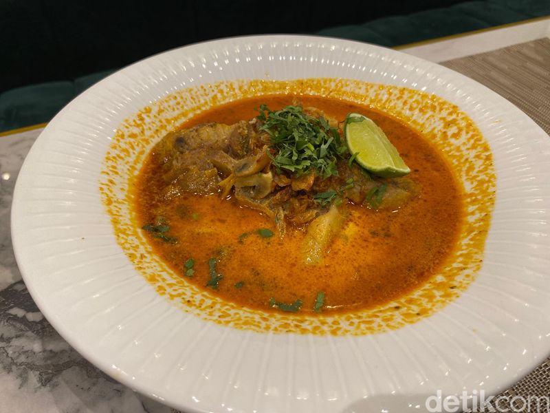 Paling Restoran: Sedapnya Buntut Tom Yum dan Sop Janda di Resto Keluarga, Restoran Keluarga yang Nyaman, Menu Nusantara Gaya Fusion, Sop Janda dan Buntut Tom Yum yang Maknyus, Sayap Ayam Bawang Putih dan Misoa Sapi Asam yang Nampol Gurihnya