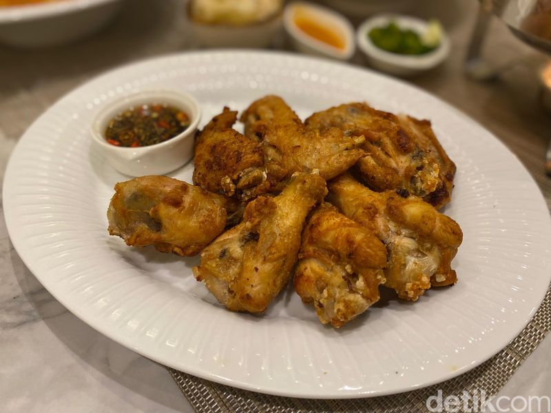 Paling Restoran: Sedapnya Buntut Tom Yum dan Sop Janda di Resto Keluarga, Restoran Keluarga yang Nyaman, Menu Nusantara Gaya Fusion, Sop Janda dan Buntut Tom Yum yang Maknyus, Sayap Ayam Bawang Putih dan Misoa Sapi Asam yang Nampol Gurihnya