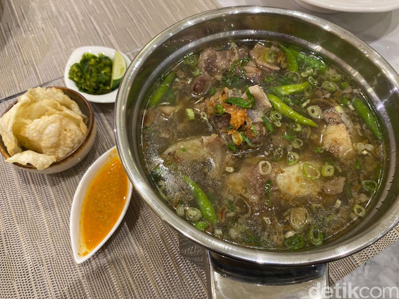 Paling Restoran: Sedapnya Buntut Tom Yum dan Sop Janda di Resto Keluarga, Restoran Keluarga yang Nyaman, Menu Nusantara Gaya Fusion, Sop Janda dan Buntut Tom Yum yang Maknyus, Sayap Ayam Bawang Putih dan Misoa Sapi Asam yang Nampol Gurihnya