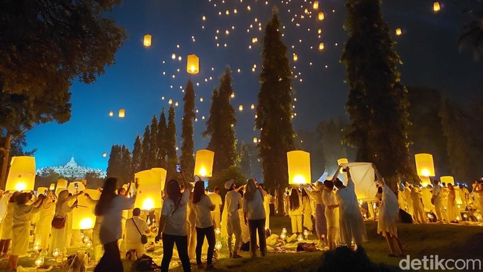 Tips Nonton Festival Lampion Waisak di Borobudur, Jangan Sampai Saltum!, 1. Pahami Perbedaan Tiket "Nonton" dan "Melepas" Lampion, 2. Wajib Pakai Baju Putih dan Sopan, 3. Gunakan Transportasi Umum atau Ojek Lokal, 4. Hormati Prosesi Keagamaan (Jaga Ketenangan), 5. Bawa Jaket, 6. Sabar Saat Bubaran Acara