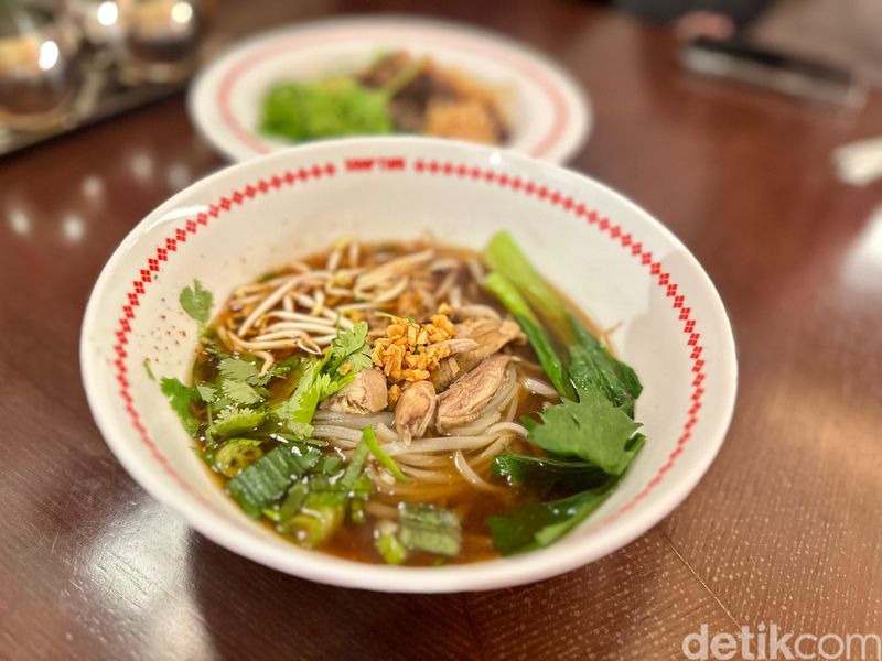 Saap Thai: Slurpp! Boat Noodle Segar dengan Topping Wagyu Juicy,   Terinspirasi menu boat noodle di Boston, Boat noodle topping daging ayam hingga wagyu, Paduan mie beras, kaldu gurih, dan topping wagyu nikmat, Chicken boat noodle dan dry noodle yang tak kalah sedap