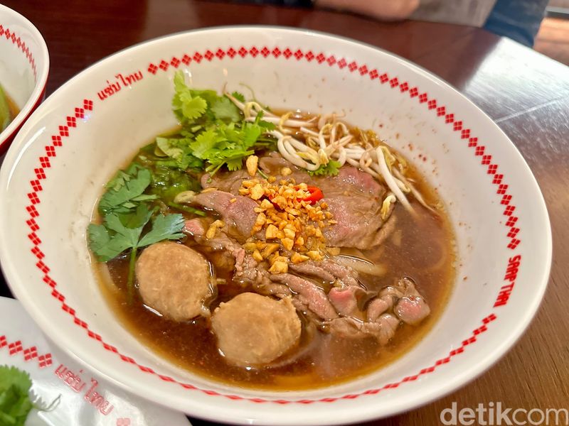 Saap Thai: Slurpp! Boat Noodle Segar dengan Topping Wagyu Juicy,   Terinspirasi menu boat noodle di Boston, Boat noodle topping daging ayam hingga wagyu, Paduan mie beras, kaldu gurih, dan topping wagyu nikmat, Chicken boat noodle dan dry noodle yang tak kalah sedap