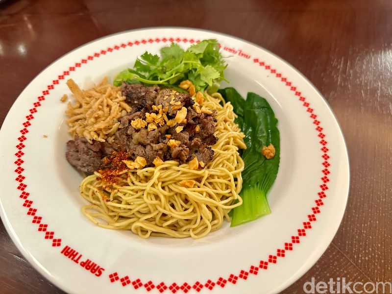 Saap Thai: Slurpp! Boat Noodle Segar dengan Topping Wagyu Juicy,   Terinspirasi menu boat noodle di Boston, Boat noodle topping daging ayam hingga wagyu, Paduan mie beras, kaldu gurih, dan topping wagyu nikmat, Chicken boat noodle dan dry noodle yang tak kalah sedap
