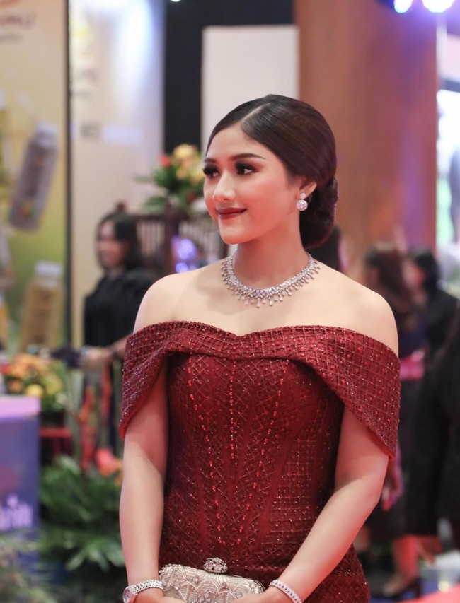 Array,Pesona Erina Gudono Tampil Bold Dengan Lipstik Merah, Kalungnya Rp 481 Juta