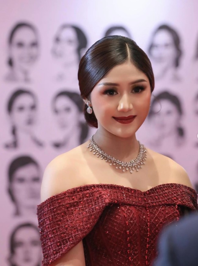 Array,Pesona Erina Gudono Tampil Bold Dengan Lipstik Merah, Kalungnya Rp 481 Juta