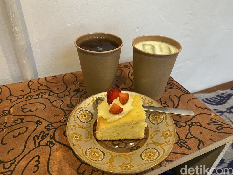 Warkop Kandang Ayam: Viral Indomie Creamy dan Matcha Latte di Gang Estetik, 1. Rumah dalam gang yang disulap jadi warkop estetik, 2. Menawarkan menu unik, 3. Indomie merindu dan Secret Tamago dengan saus spesial, 4. Cheesecake dan matcha latte sebagai pencuci mulut