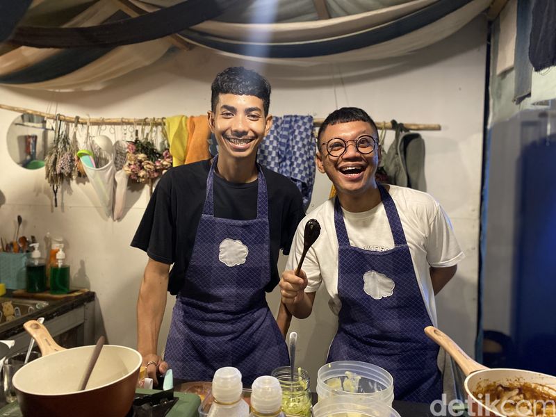 Warkop Kandang Ayam: Viral Indomie Creamy dan Matcha Latte di Gang Estetik, 1. Rumah dalam gang yang disulap jadi warkop estetik, 2. Menawarkan menu unik, 3. Indomie merindu dan Secret Tamago dengan saus spesial, 4. Cheesecake dan matcha latte sebagai pencuci mulut