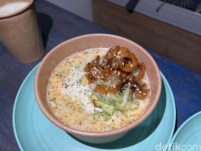 Warkop Kandang Ayam: Viral Indomie Creamy dan Matcha Latte di Gang Estetik, 1. Rumah dalam gang yang disulap jadi warkop estetik, 2. Menawarkan menu unik, 3. Indomie merindu dan Secret Tamago dengan saus spesial, 4. Cheesecake dan matcha latte sebagai pencuci mulut