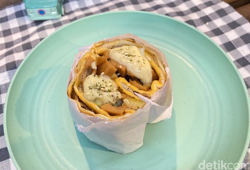 Warkop Kandang Ayam: Viral Indomie Creamy dan Matcha Latte di Gang Estetik, 1. Rumah dalam gang yang disulap jadi warkop estetik, 2. Menawarkan menu unik, 3. Indomie merindu dan Secret Tamago dengan saus spesial, 4. Cheesecake dan matcha latte sebagai pencuci mulut