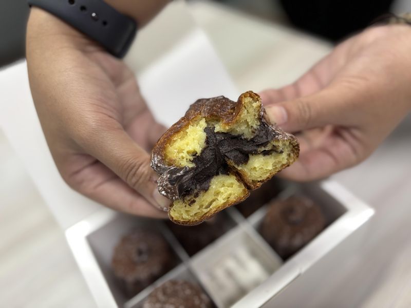 Adu Legit Renyah 3 Canele Prancis di Jakarta, Mana yang Paling Enak?, 1. Canele dari Le Meridien Jakarta, 2. Canele dari Don Bake Shop, Cek Canele Paling Enak di Jakarta di Halaman Berikutnya!, 3. Canele dari Sophie Sophie Authentique, 4. Juara Canele Terlezat