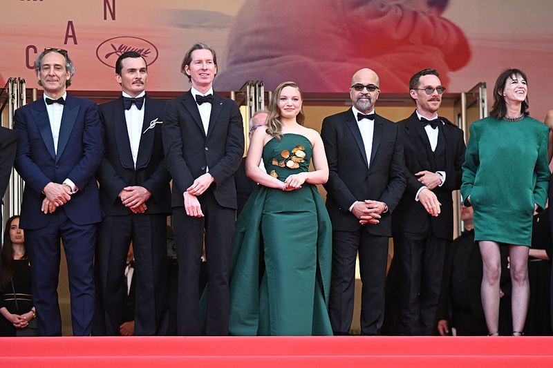 Array,Putri Kate Winslet Debut di Karpet Merah Cannes, Gaya Terinspirasi Ibu