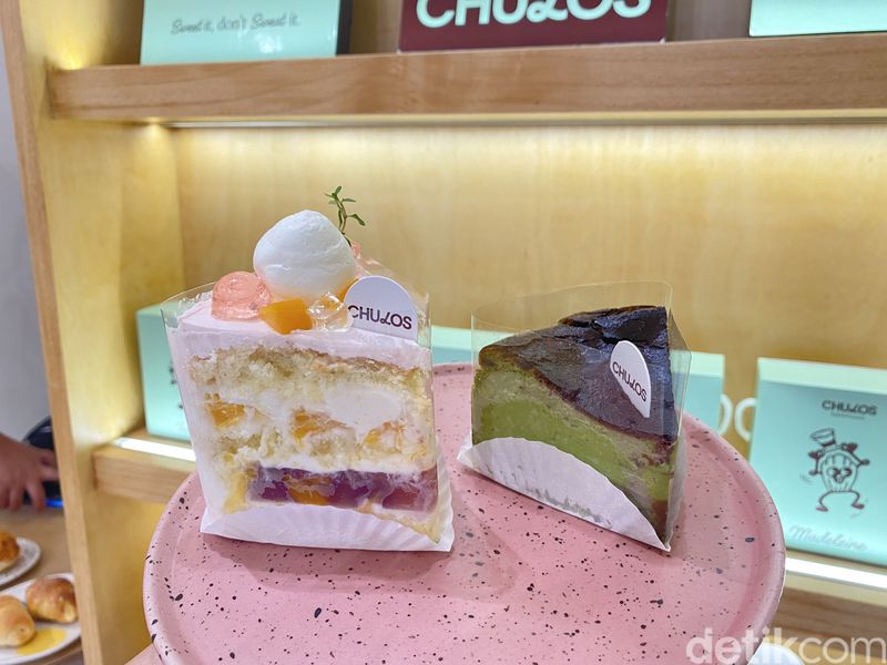 Chulos Bakehouse: Salt Bread Bikinan Chef Korea yang Bisa Laku 1.000 Buah, 1. Bakery Korea nyempil di dalam gang, 2. Aneka roti dan cake Korea yang terjangkau, 3. Salt bread spesial laku 1000 buah, 4. Pistachio Strawberry cake dan Matcha Cheesecake yang tak kalah lezat, 5. Egg tart dan Milk Tea sebagai pelengkap