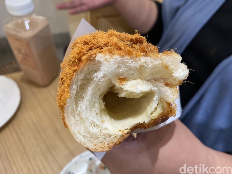 Chulos Bakehouse: Salt Bread Bikinan Chef Korea yang Bisa Laku 1.000 Buah, 1. Bakery Korea nyempil di dalam gang, 2. Aneka roti dan cake Korea yang terjangkau, 3. Salt bread spesial laku 1000 buah, 4. Pistachio Strawberry cake dan Matcha Cheesecake yang tak kalah lezat, 5. Egg tart dan Milk Tea sebagai pelengkap