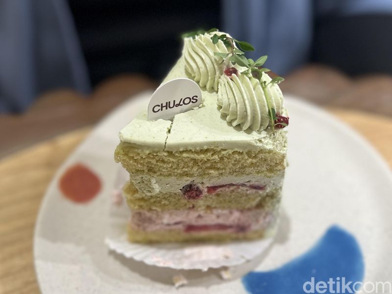 Chulos Bakehouse: Salt Bread Bikinan Chef Korea yang Bisa Laku 1.000 Buah, 1. Bakery Korea nyempil di dalam gang, 2. Aneka roti dan cake Korea yang terjangkau, 3. Salt bread spesial laku 1000 buah, 4. Pistachio Strawberry cake dan Matcha Cheesecake yang tak kalah lezat, 5. Egg tart dan Milk Tea sebagai pelengkap
