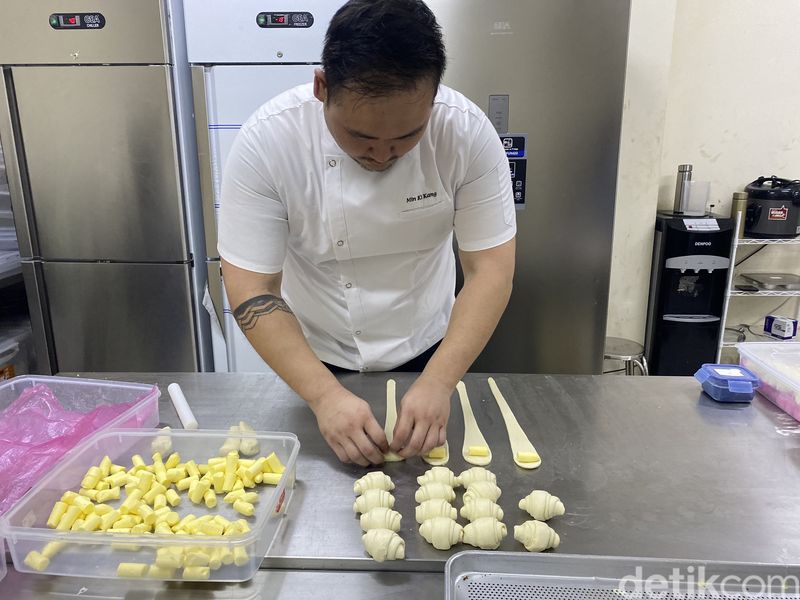 Chulos Bakehouse: Salt Bread Bikinan Chef Korea yang Bisa Laku 1.000 Buah, 1. Bakery Korea nyempil di dalam gang, 2. Aneka roti dan cake Korea yang terjangkau, 3. Salt bread spesial laku 1000 buah, 4. Pistachio Strawberry cake dan Matcha Cheesecake yang tak kalah lezat, 5. Egg tart dan Milk Tea sebagai pelengkap