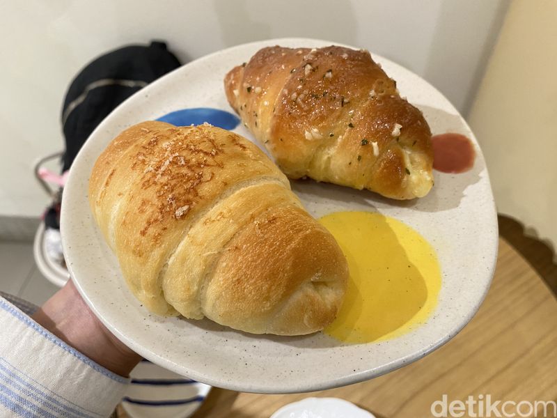Chulos Bakehouse: Salt Bread Bikinan Chef Korea yang Bisa Laku 1.000 Buah, 1. Bakery Korea nyempil di dalam gang, 2. Aneka roti dan cake Korea yang terjangkau, 3. Salt bread spesial laku 1000 buah, 4. Pistachio Strawberry cake dan Matcha Cheesecake yang tak kalah lezat, 5. Egg tart dan Milk Tea sebagai pelengkap