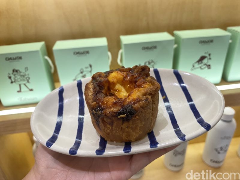 Chulos Bakehouse: Salt Bread Bikinan Chef Korea yang Bisa Laku 1.000 Buah, 1. Bakery Korea nyempil di dalam gang, 2. Aneka roti dan cake Korea yang terjangkau, 3. Salt bread spesial laku 1000 buah, 4. Pistachio Strawberry cake dan Matcha Cheesecake yang tak kalah lezat, 5. Egg tart dan Milk Tea sebagai pelengkap