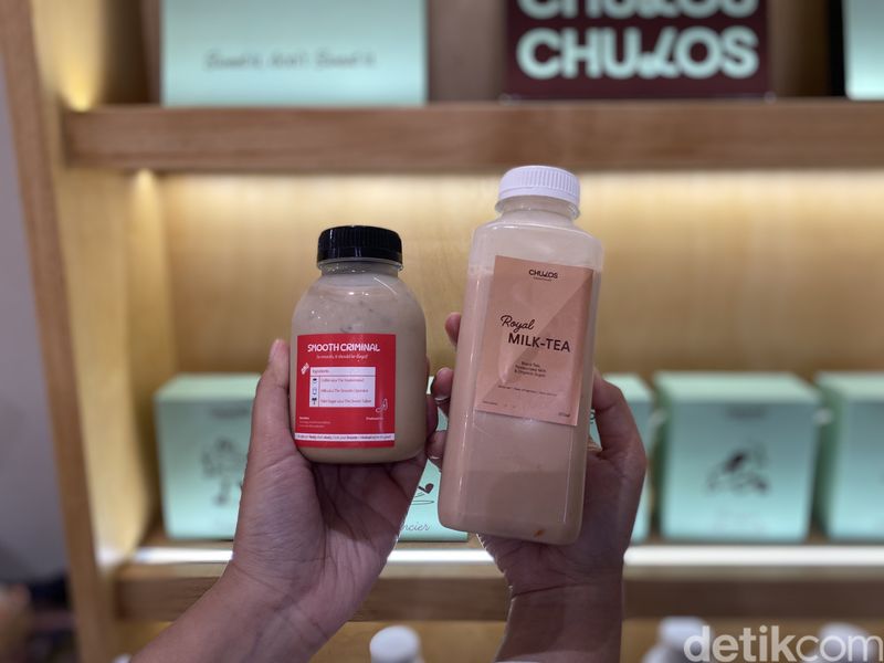 Chulos Bakehouse: Salt Bread Bikinan Chef Korea yang Bisa Laku 1.000 Buah, 1. Bakery Korea nyempil di dalam gang, 2. Aneka roti dan cake Korea yang terjangkau, 3. Salt bread spesial laku 1000 buah, 4. Pistachio Strawberry cake dan Matcha Cheesecake yang tak kalah lezat, 5. Egg tart dan Milk Tea sebagai pelengkap