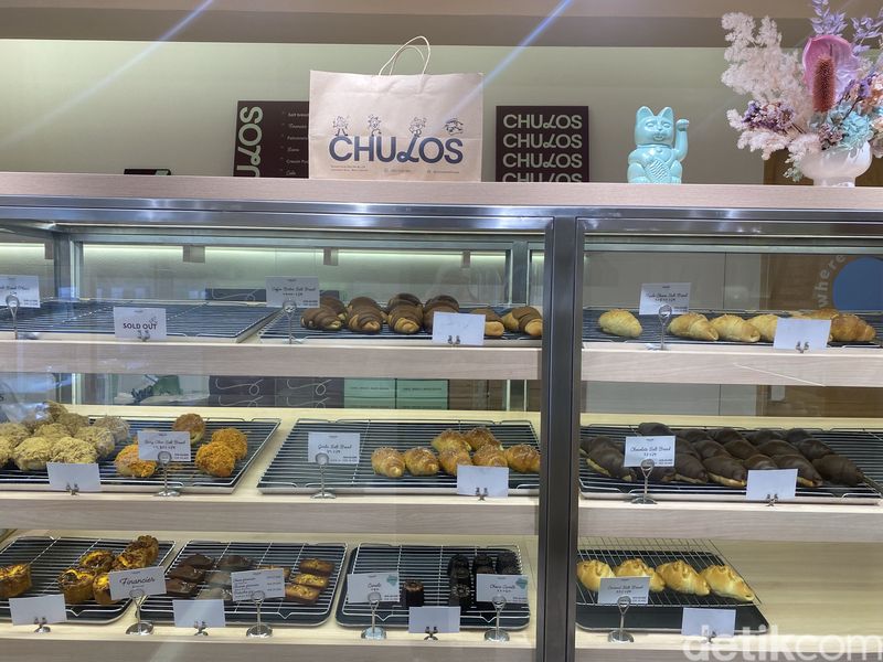Chulos Bakehouse: Salt Bread Bikinan Chef Korea yang Bisa Laku 1.000 Buah, 1. Bakery Korea nyempil di dalam gang, 2. Aneka roti dan cake Korea yang terjangkau, 3. Salt bread spesial laku 1000 buah, 4. Pistachio Strawberry cake dan Matcha Cheesecake yang tak kalah lezat, 5. Egg tart dan Milk Tea sebagai pelengkap