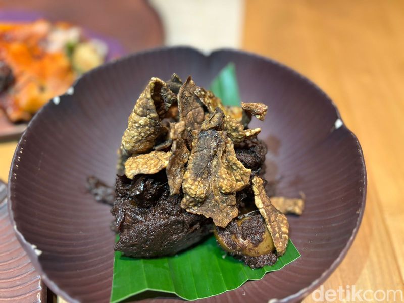 Kayu Manis Restoran: Ayam Rabeg hingga Rendang Pipi Spesial di Tentrem Jakarta, Menu Tradisional yang Dikemas Modern, Racikan Bumbu Otentik, Kurasi Menu yang Unik, Inspirasi dari UMKM Daerah
