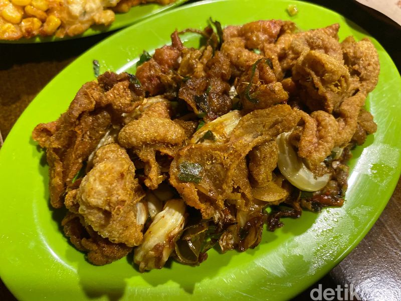 Uduk Bahagia: Nasi Uduk Lauk Ayam Goreng dan Lele Chili Oil yang Mantul, Buka 24 Jam, Ada Belasan Lauk, Tipe Nasi Uduk, Ayam Goreng Serundeng dan Lele Tepung Chili Oil, Kangkung Crispy hingga Kulit Cabe Garam yang Renyah