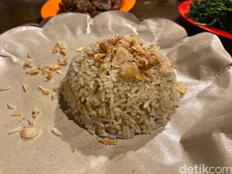 Uduk Bahagia: Nasi Uduk Lauk Ayam Goreng dan Lele Chili Oil yang Mantul, Buka 24 Jam, Ada Belasan Lauk, Tipe Nasi Uduk, Ayam Goreng Serundeng dan Lele Tepung Chili Oil, Kangkung Crispy hingga Kulit Cabe Garam yang Renyah