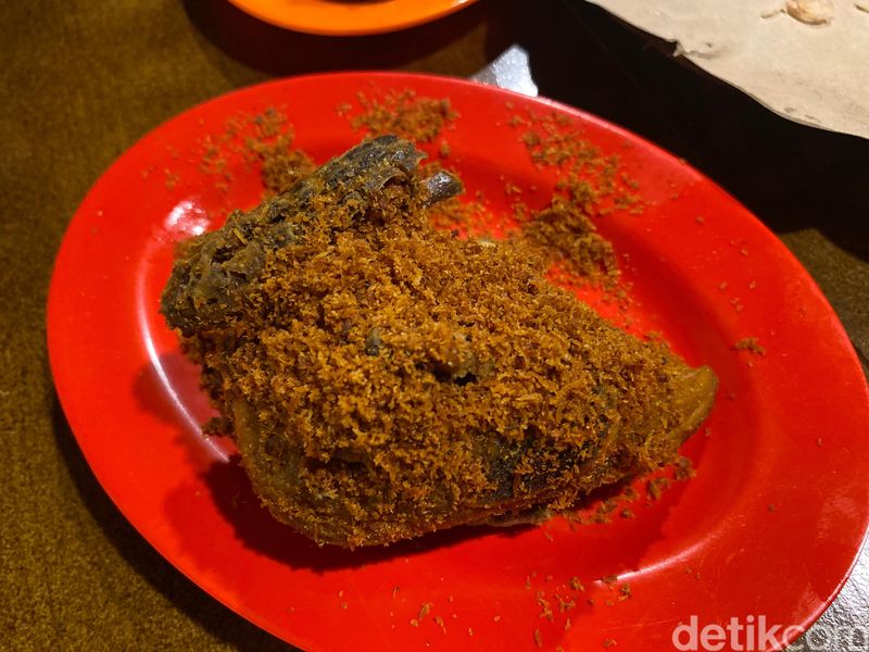 Uduk Bahagia: Nasi Uduk Lauk Ayam Goreng dan Lele Chili Oil yang Mantul, Buka 24 Jam, Ada Belasan Lauk, Tipe Nasi Uduk, Ayam Goreng Serundeng dan Lele Tepung Chili Oil, Kangkung Crispy hingga Kulit Cabe Garam yang Renyah