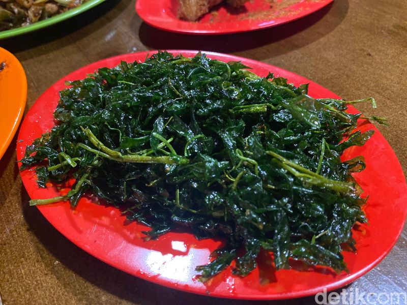 Uduk Bahagia: Nasi Uduk Lauk Ayam Goreng dan Lele Chili Oil yang Mantul, Buka 24 Jam, Ada Belasan Lauk, Tipe Nasi Uduk, Ayam Goreng Serundeng dan Lele Tepung Chili Oil, Kangkung Crispy hingga Kulit Cabe Garam yang Renyah