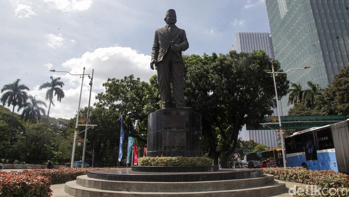 17 Destinasi Wisata dengan Nama Pahlawan Nasional, Ada yang Tersembunyi, 1. Pantai Kartini di Jepara, 2. Kompleks Taman Ismail Marzuki (TIM) di Jakarta, 3. Pulau Hatta di Maluku, 4. Museum Kartini di Jepara, 5. Museum Tuanku Imam Bonjol di Padang, Sumatra Barat, 6. Puncak Soemantri di Papua, 7. Puncak Soekarno di Papua Tengah, 8. Pulau Yos Sudarso di Papua Selatan, 9. Monumen Pahlawan Seribu Mohammad Husni Thamrin di Jakarta, 10. Museum Ki Hajar Dewantara di Yogyakarta, 11. Taman Cut Meutia di Jakarta, 12. Taman Pahlawan Otto Iskandar Dinata di Bandung, 13. Monumen Dewi Sartika di Bandung, 14. Museum Jenderal Sudirman di Banyumas, 15. Museum Pangeran Diponegoro di Magelang, 16. Taman Bung Karno di Klaten, 17. Museum WR Soepratman di Surabaya