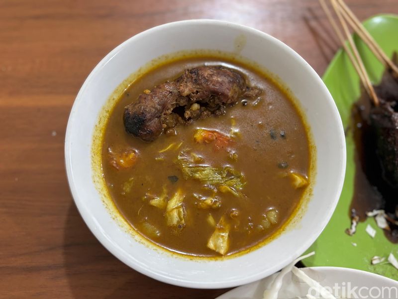 Sate Buntel khas Solo: Garing dan Lembut Sate Buntel Resep Warisan 3 Genarasi, 1. Dikelola oleh generasi ke-3, 2. Dibakar pakai api arang, 3. Sate buntel yang lembut maknyus, 4. Tongseng buntel berkuah kental, 5. Nasi goreng kambing yang smokey