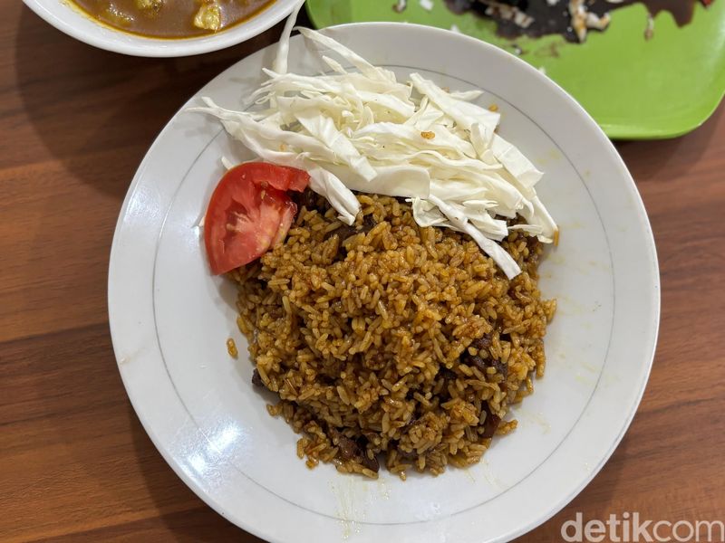 Sate Buntel khas Solo: Garing dan Lembut Sate Buntel Resep Warisan 3 Genarasi, 1. Dikelola oleh generasi ke-3, 2. Dibakar pakai api arang, 3. Sate buntel yang lembut maknyus, 4. Tongseng buntel berkuah kental, 5. Nasi goreng kambing yang smokey
