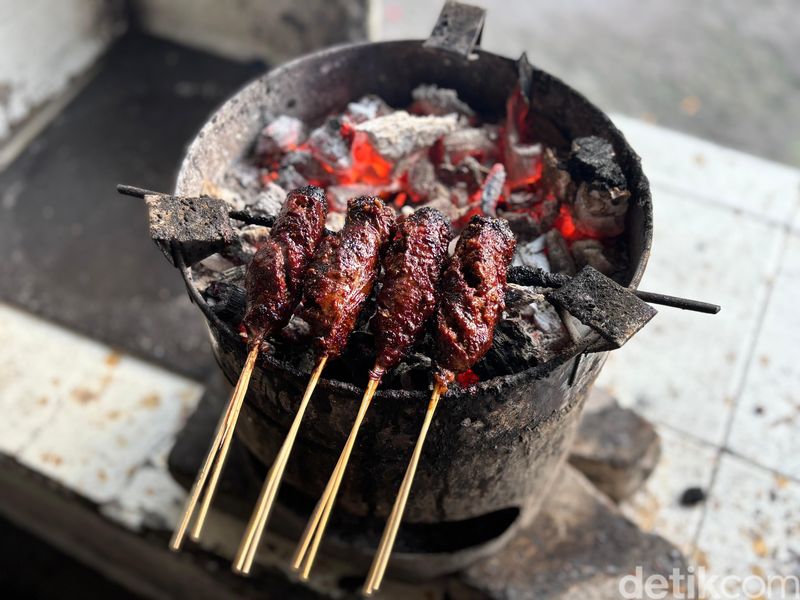 Sate Buntel khas Solo: Garing dan Lembut Sate Buntel Resep Warisan 3 Genarasi, 1. Dikelola oleh generasi ke-3, 2. Dibakar pakai api arang, 3. Sate buntel yang lembut maknyus, 4. Tongseng buntel berkuah kental, 5. Nasi goreng kambing yang smokey
