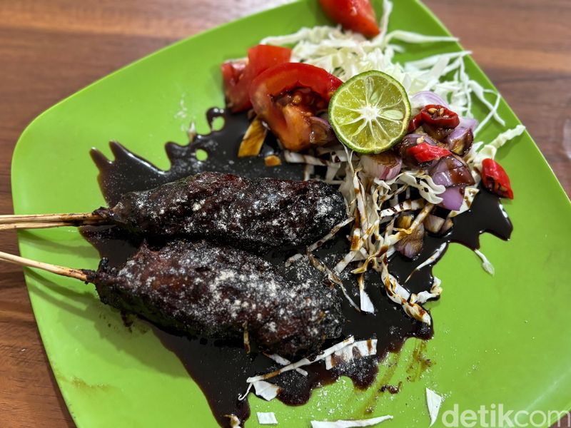 Sate Buntel khas Solo: Garing dan Lembut Sate Buntel Resep Warisan 3 Genarasi, 1. Dikelola oleh generasi ke-3, 2. Dibakar pakai api arang, 3. Sate buntel yang lembut maknyus, 4. Tongseng buntel berkuah kental, 5. Nasi goreng kambing yang smokey