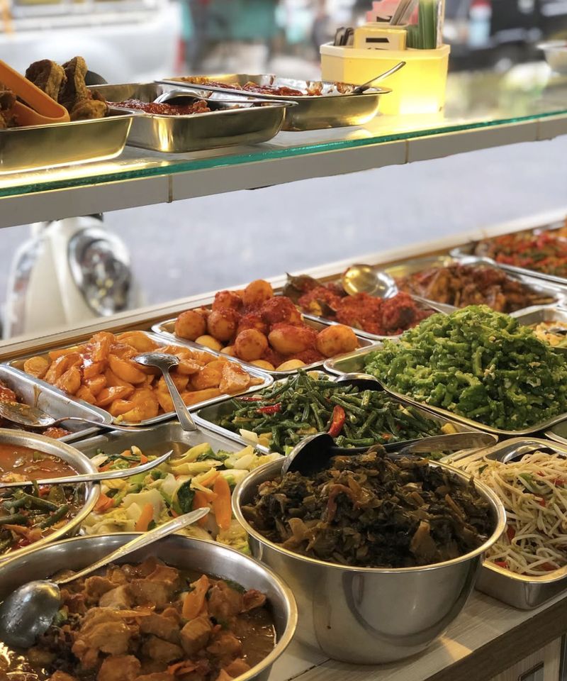 5 Nasi Aneka Lauk Murah di Gading Serpong, Mulai Rp 12 Ribu!, 1. Makan Semur, 2. Bakpao Sun, 3. Nasi Sultan Indonesia, 4. Makan Lodeh, 5. Dapur Medan Acu