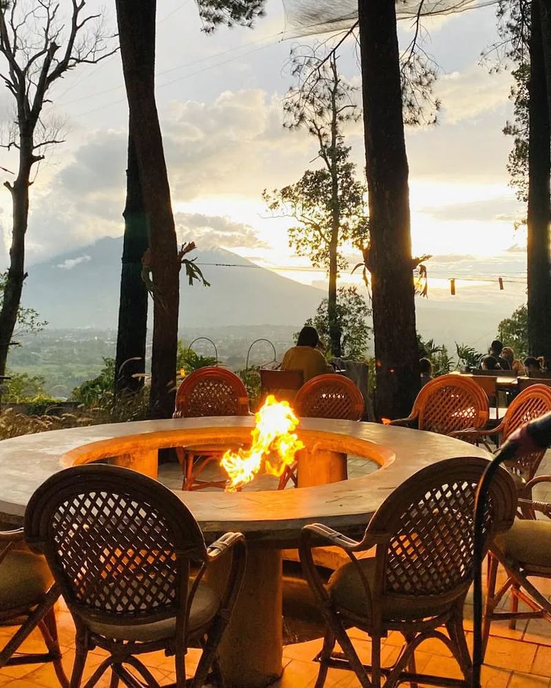 10 Tempat Makan dengan Panorama Sawah hingga Hutan Pinus di Puncak, 1. Kembali ke Alam Rimba, 2. Sawah Abah Coffee, 3. HeHa Waterfall, 4. Bumi Aki Heritage Puncak, 5. Kopi Klotok Cisarua, 6. Humaira Coffee, 7. Ngopi di Sawah, 8. Kopi Nako Kebon Jati, 9. Pasir Angin Pas, 10. The Lake House