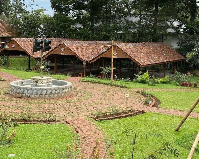 10 Tempat Makan dengan Panorama Sawah hingga Hutan Pinus di Puncak, 1. Kembali ke Alam Rimba, 2. Sawah Abah Coffee, 3. HeHa Waterfall, 4. Bumi Aki Heritage Puncak, 5. Kopi Klotok Cisarua, 6. Humaira Coffee, 7. Ngopi di Sawah, 8. Kopi Nako Kebon Jati, 9. Pasir Angin Pas, 10. The Lake House